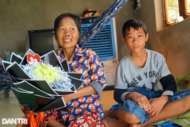 Mẹ nghèo bị tai nạn, con trai bán vé số mơ thành bác sĩ