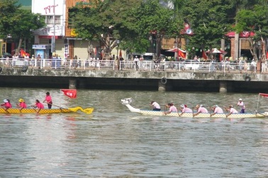 Sôi động giải đua thuyền truyền thống trên sông Hàn 