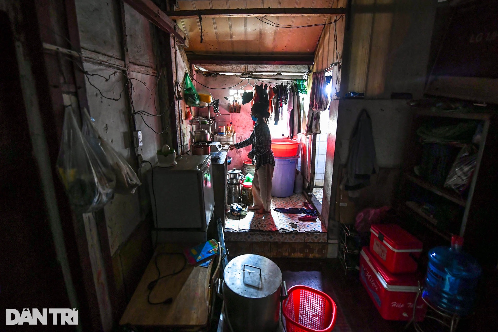 Bên trong khu nhà gỗ 70 tuổi thường trực nỗi lo tai nạn, chập cháy ở Hà Nội - 11 Bên trong khu nhà gỗ 70 tuổi thường trực nỗi lo tai nạn, chập cháy ở Hà Nội - 11