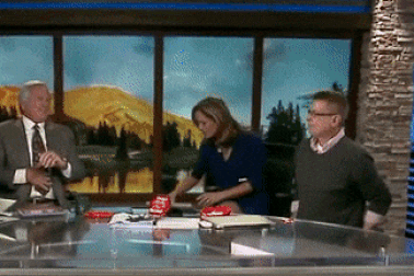 MC gặp sự cố tai hại vì ăn uống khi… đang lên sóng