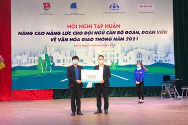 Tặng mũ bảo hiểm nâng cao ý thức an toàn giao thông