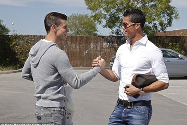 Ronaldo, Bale “tay bắt mặt mừng” trong lần đầu gặp nhau