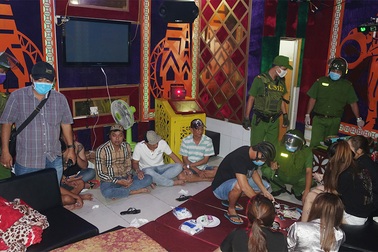 15 khách, quản lý và nhân viên quán karaoke dương tính với ma túy