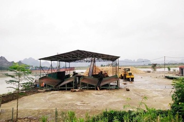 Ninh Bình: Dẹp bãi cát “lậu”, xưởng dăm gỗ “nhởn nhơ” hoạt động