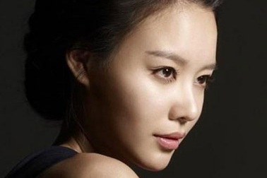 “Người đẹp ngàn cân” Kim Ah Joong nhận bằng thạc sĩ