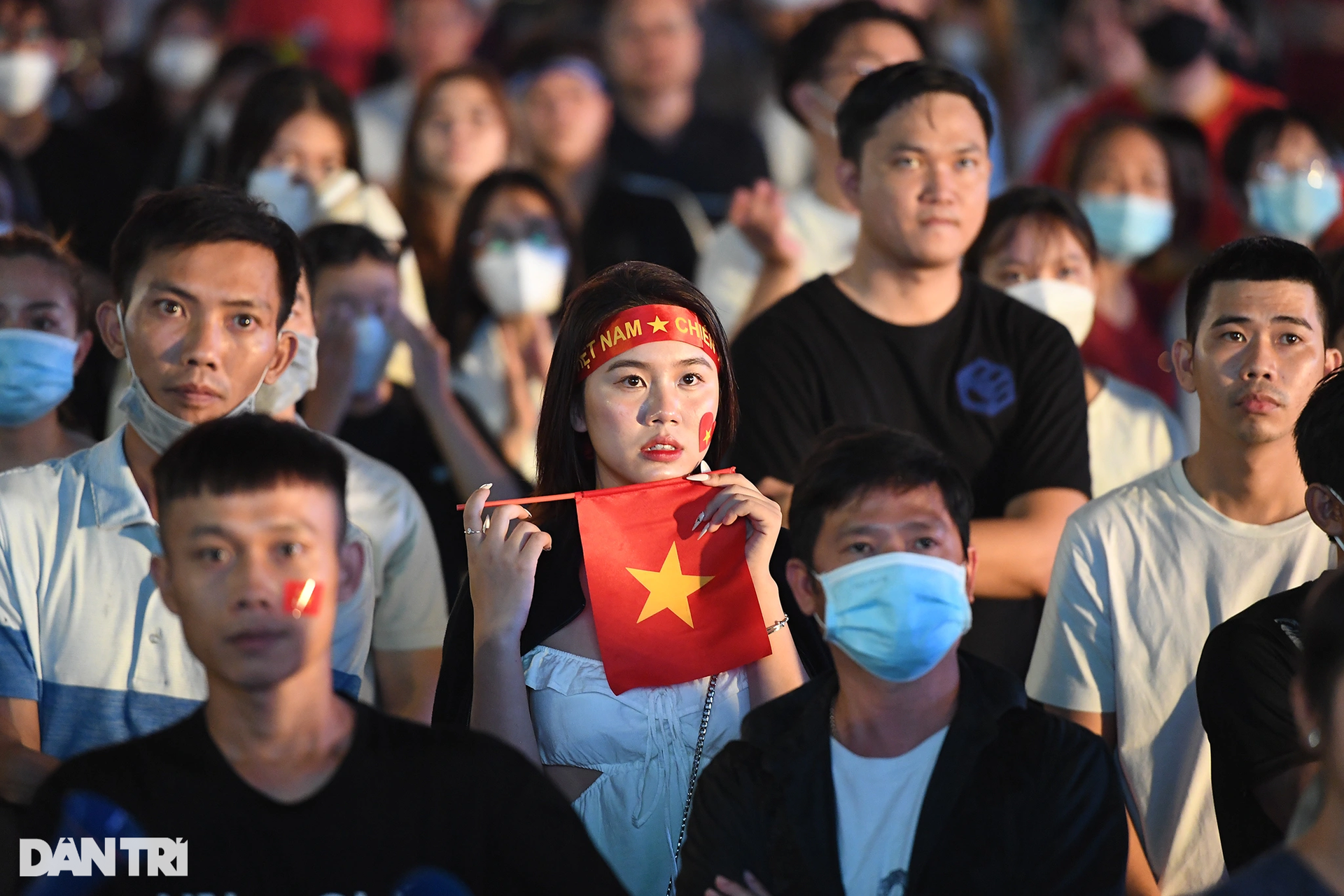 Hàng nghìn cổ động viên TPHCM đội mưa ăn mừng chiến thắng của U23 Việt Nam - 12