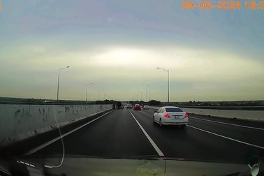 Xe khách dừng ở làn 120km/h trên cao tốc để thay lốp