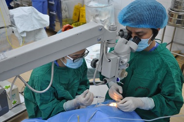 Hai em bé tìm lại ánh sáng nhờ giác mạc hiến tặng của bé Vân Nhi