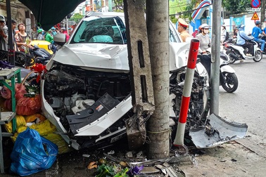 Nữ tài xế lái ô tô húc văng xe máy lên sạp trái cây, lao thẳng vào trụ điện