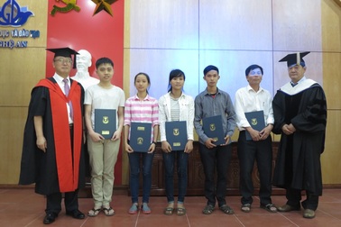 Trao 26 suất học bổng trị giá 12 tỷ đồng đến học sinh xứ Nghệ