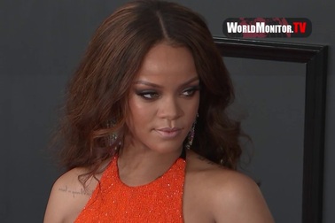 Rihanna tươi tắn trên thảm đỏ Grammy