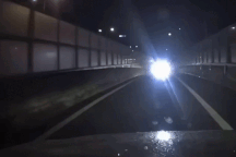 Ô tô đi ngược chiều vào đường cao tốc, tài xế được nhắc nhở vẫn cố đi tiếp