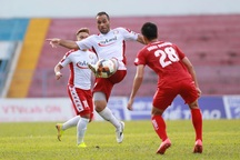 Vắng Công Phượng, TPHCM bị chia điểm ở Lạch Tray