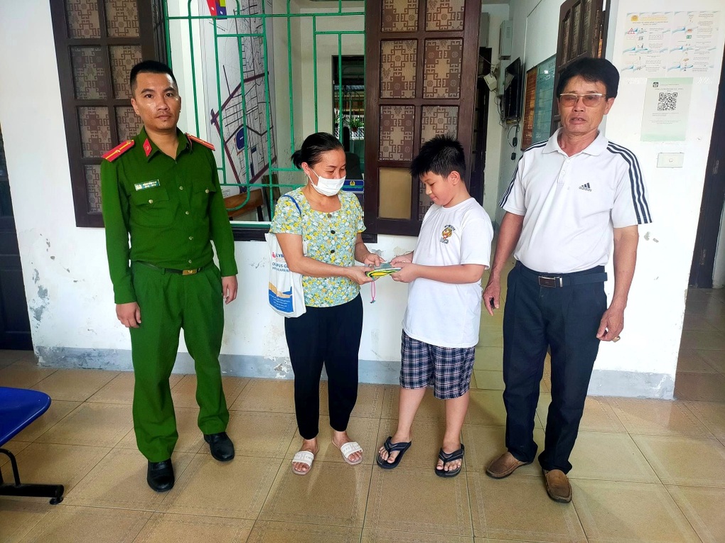 Nhặt được hơn 51 triệu đồng, học sinh lớp 6 nhờ công an giúp đỡ - 1 Nhặt được hơn 51 triệu đồng, học sinh lớp 6 nhờ công an giúp đỡ - 1