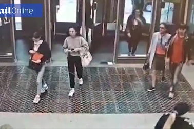 Vừa đi vừa “cắm mặt” vào điện thoại, cô gái đập vỡ cửa kính ga tàu điện ngầm