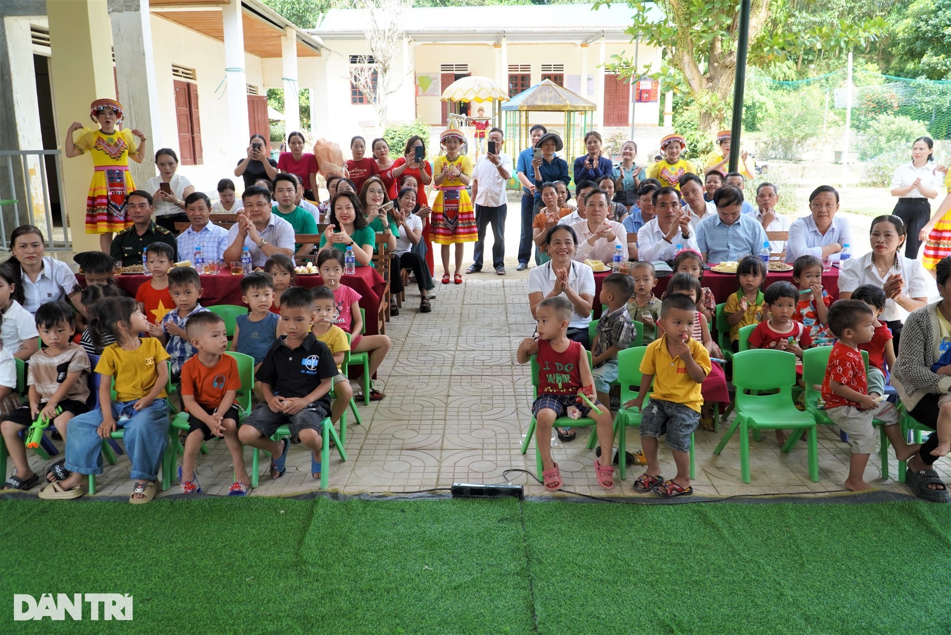 Ngập tràn niềm vui ngày khánh thành điểm trường Dân trí tại vùng chảo lửa - 5 Ngập tràn niềm vui ngày khánh thành điểm trường Dân trí tại vùng chảo lửa - 5