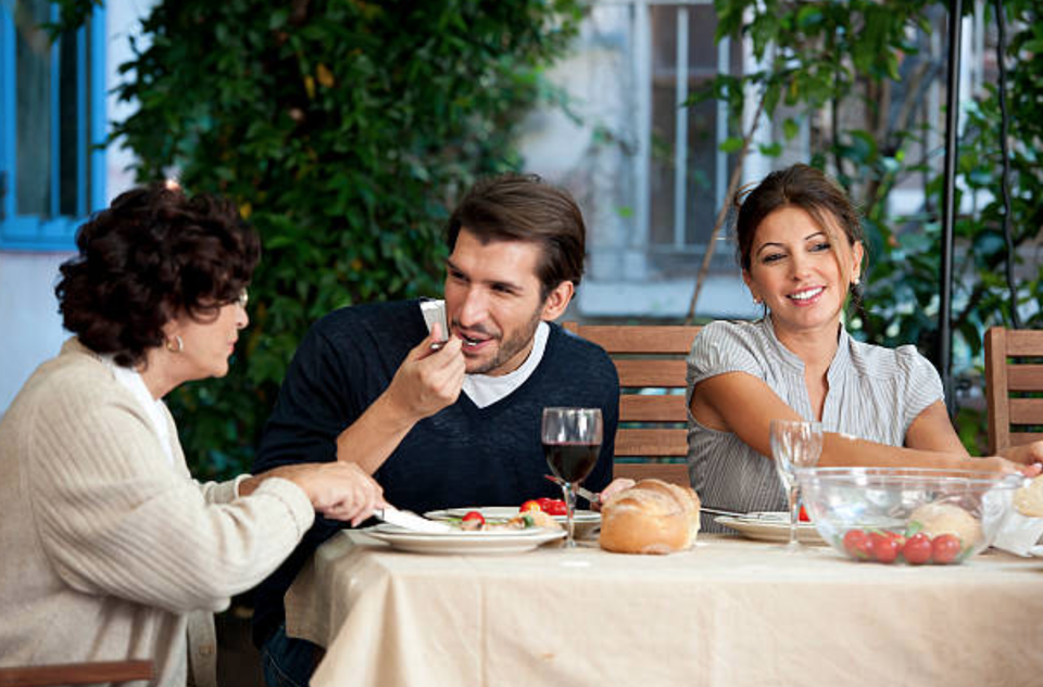 Mẹ chồng muốn cả gia đình đi du lịch nhưng không cho con dâu đi cùng - 1