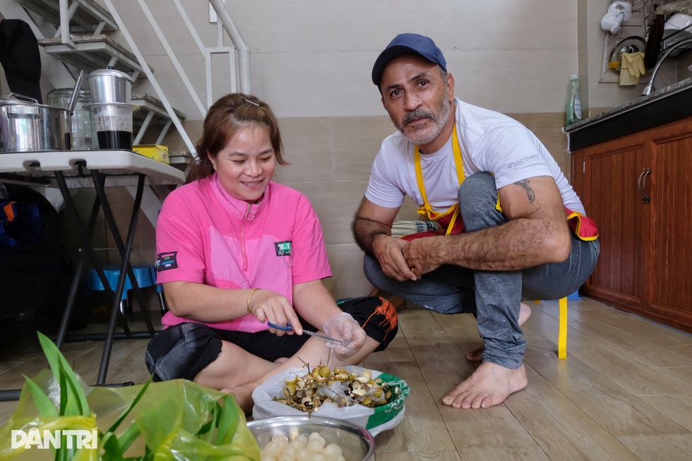 Chồng Thổ Nhĩ Kỳ sang Việt Nam cưới vợ giám đốc, hàng ngày vẫn bán nước mía - 2 Chồng Thổ Nhĩ Kỳ sang Việt Nam cưới vợ giám đốc, hàng ngày vẫn bán nước mía - 2