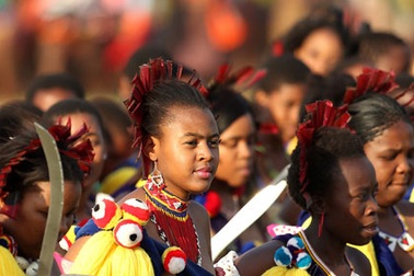 Hàng ngàn trinh nữ ngực trần "khoe sắc" trước nhà Vua