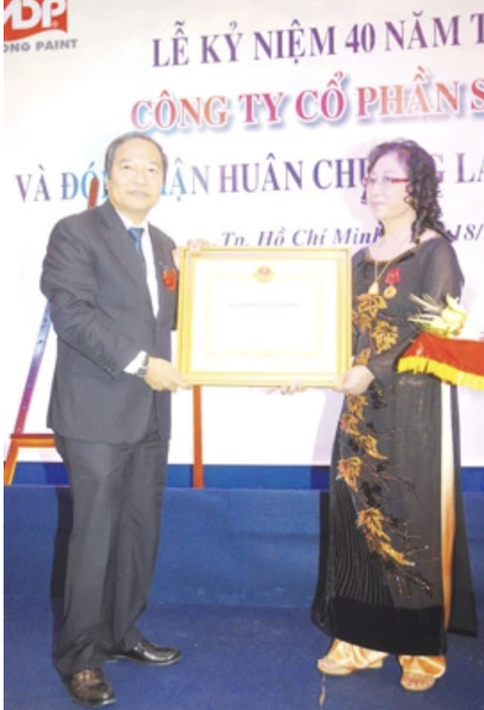 Kakek-nenek orang lain: Orang di bawah 90 tahun masih menjadi presiden dan CEO perusahaan triliunan dong - 1 Ông bà nhà người ta: U90 vẫn là chủ tịch, CEO công ty nghìn tỷ đồng - 1