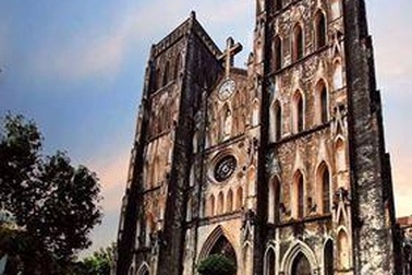 Khách tây hút thuốc tại phố cổ Hà Nội sẽ bị phạt 300.000 đồng