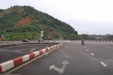 Ô tô con bị xe tải đâm xoay 180 độ ở vòng xuyến