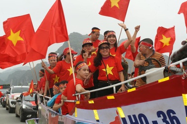 Chế “du thuyền” vượt 50 cây số tới nhà thủ môn Bùi Tiến Dũng