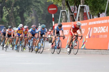 Huỳnh Thanh Tùng cùng đội Quân khu 7 thắng lớn ở chặng 4 giải xe đạp xuyên Việt 2018