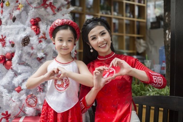 Bé Bảo Ngọc “Gương mặt thân quen” chuyên nghiệp làm mẫu cùng HH Ngọc Hân