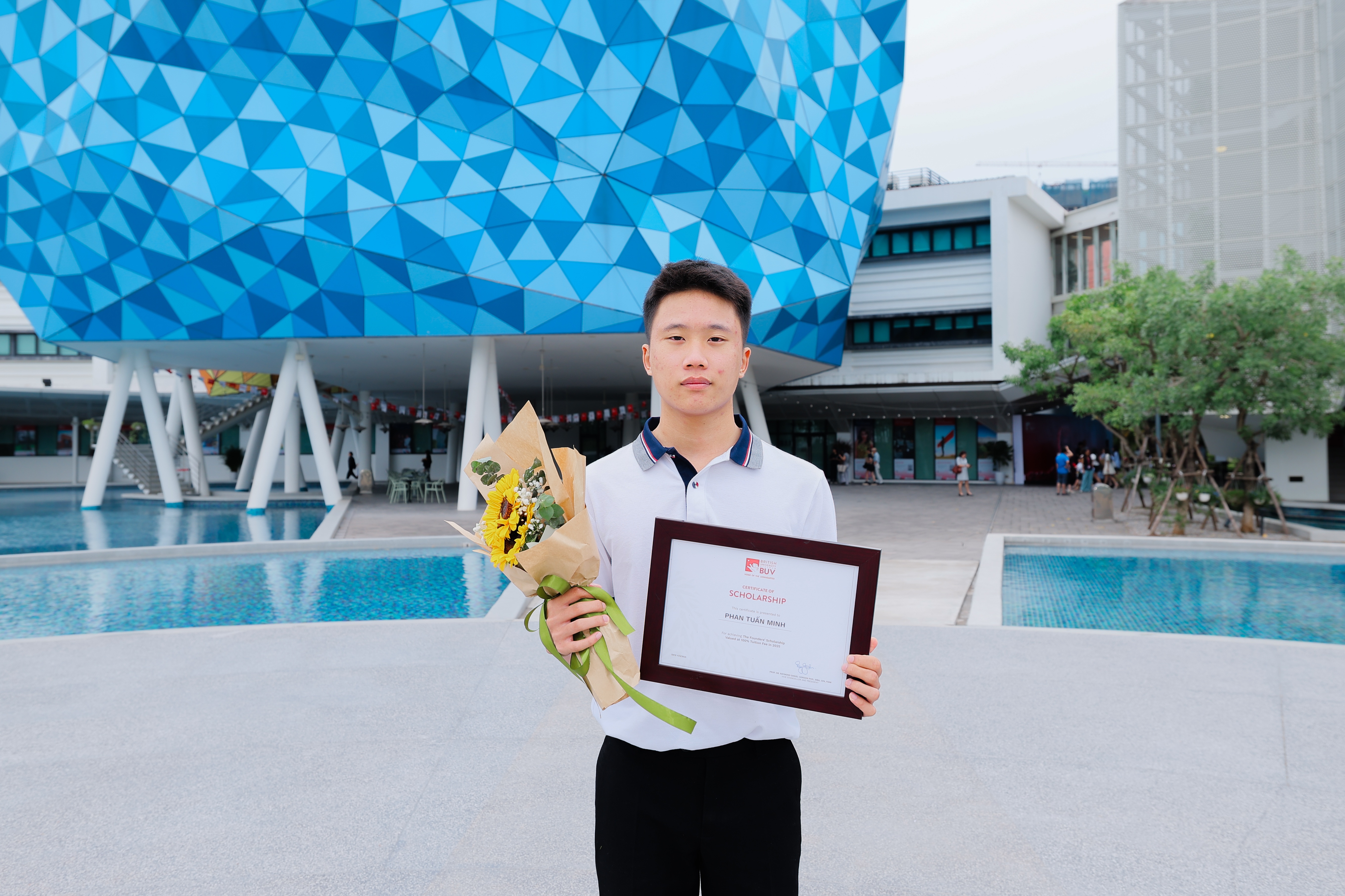 11 lần chuyển trường, 10 lần chuyển nhà, nam sinh giành học bổng toàn phần - 2 11 lần chuyển trường, 10 lần chuyển nhà, nam sinh giành học bổng toàn phần - 2