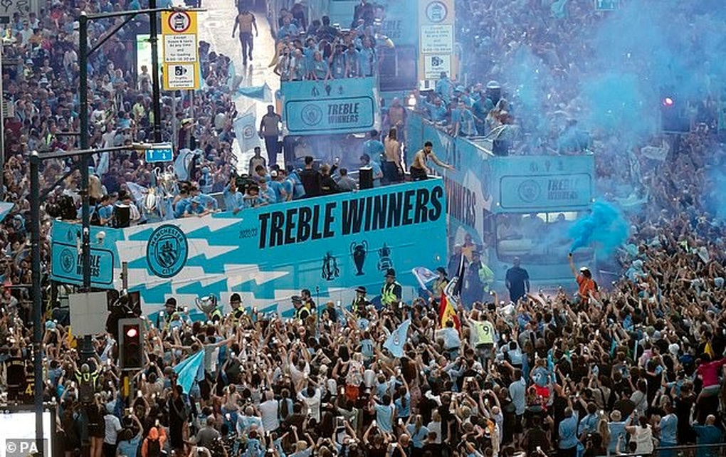 Man City diễu hành ăn mừng chức vô địch Champions League - 5 Man City diễu hành ăn mừng chức vô địch Champions League - 5