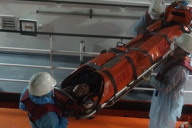 Cấp cứu thuyền viên méo miệng, co giật từng cơn trên vùng biển Hoàng Sa