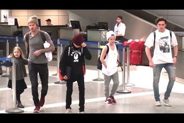 David Beckham nắm tay con tại sân bay