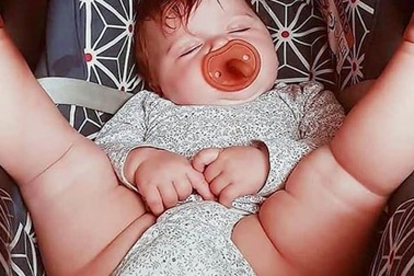 Biểu cảm dễ thương của những em bé "siêu buồn ngủ"