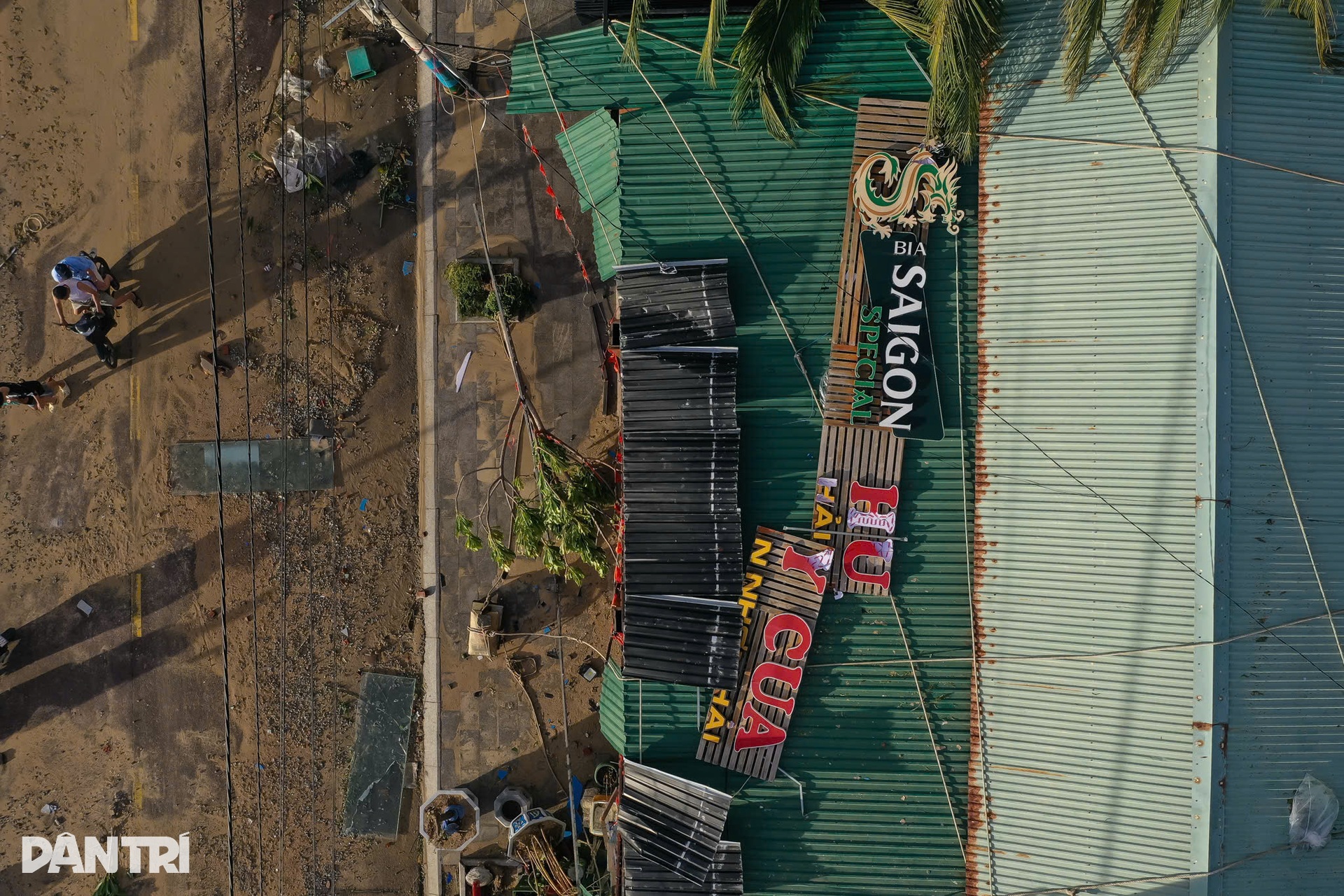 Miền Trung tan hoang sau bão Kalmaegi: Một đêm gió cuốn, làng chài đổ nát - 12 Miền Trung tan hoang sau bão Kalmaegi: Một đêm gió cuốn, làng chài đổ nát - 12