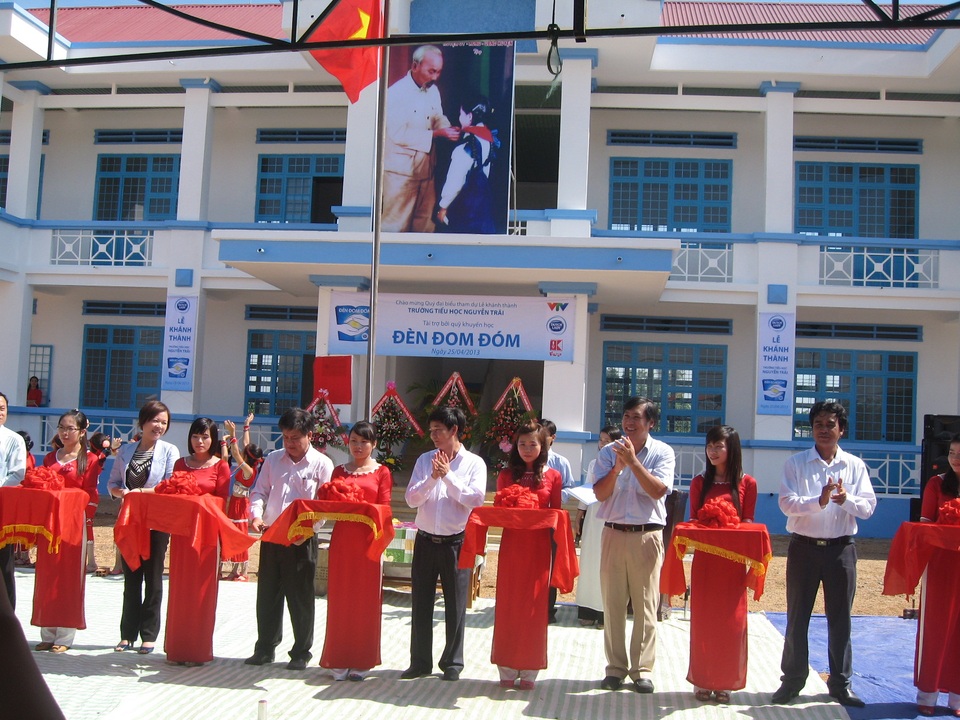 Trưởng thôn hiến tặng 2000 m2 đất, vận động dân di dời nhà mồ để xây trường - 2 Trưởng thôn hiến tặng 2000 m2 đất, vận động dân di dời nhà mồ để xây trường - 2