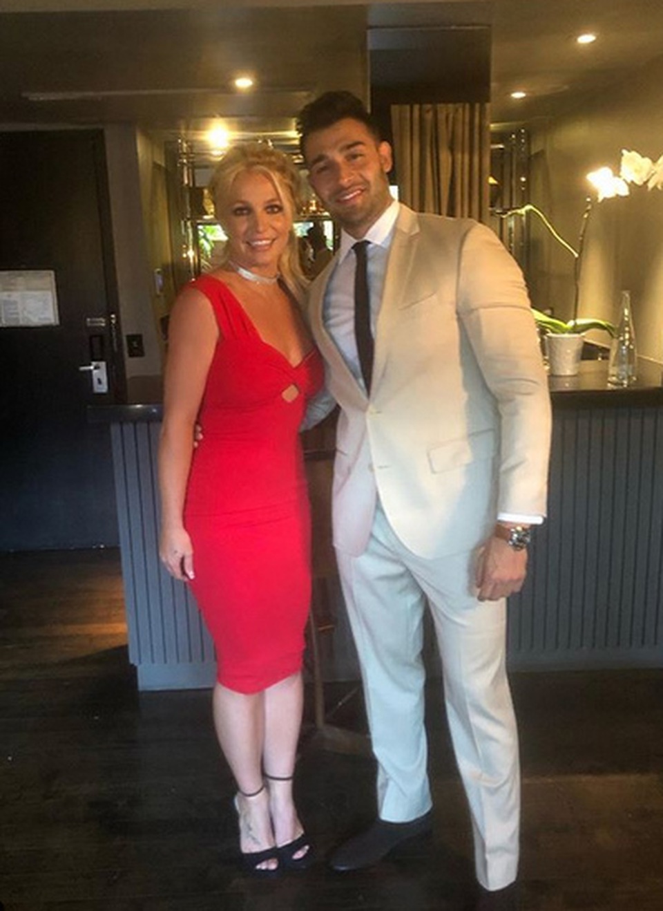 Britney Spears mặc áo siêu ngắn ra phố - 7