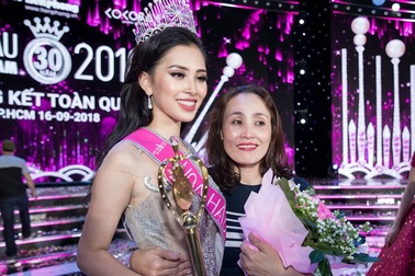 Mẹ hoa hậu Trần Tiểu Vy: "Con gái đăng quang quá bất ngờ với gia đình"