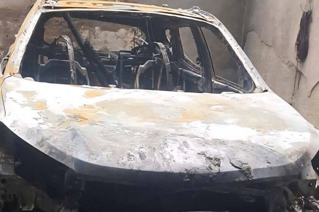 Ô tô để trong sân nhà dân bị bà hỏa thiêu rụi - 2