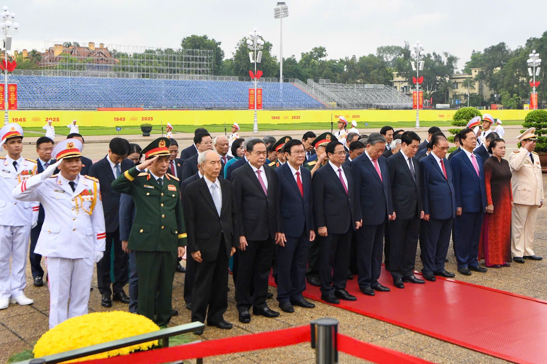 Lãnh đạo Đảng, Nhà nước vào Lăng viếng Bác, dâng hương các Anh hùng liệt sĩ - 3