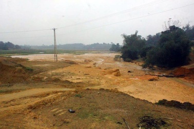 Nông dân khóc ròng vì nhiều hecta lúa bị nhấn chìm trong bùn đất