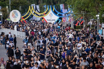 Hàng vạn người đổ về sân Rajamangala dự lễ khai mạc SEA Games 33