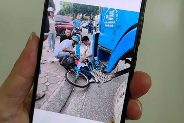 Hà Nội: Nam sinh lớp 6 tử vong trước đầu xe tải