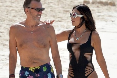 Vợ kém 31 tuổi của Duncan Bannatyne khoe dáng hoàn hảo