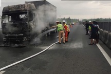 Container bất ngờ bốc cháy trên cao tốc Trung Lương - Mỹ Thuận