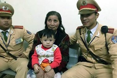 CSGT Hà Nội tìm người thân giúp bà và cháu nội 1 tuổi đi lạc