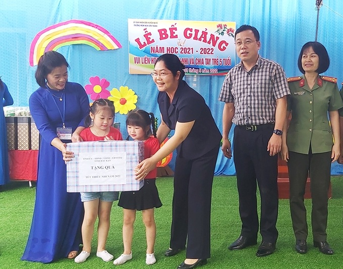 Bà Hoàng Thu Trang - Phó Chủ tịch Thường trực HĐND tỉnh cùng đoàn công tác và lãnh đạo huyện Na Rì tặng quà cho học sinh Trường Mầm non Sơn Thành.