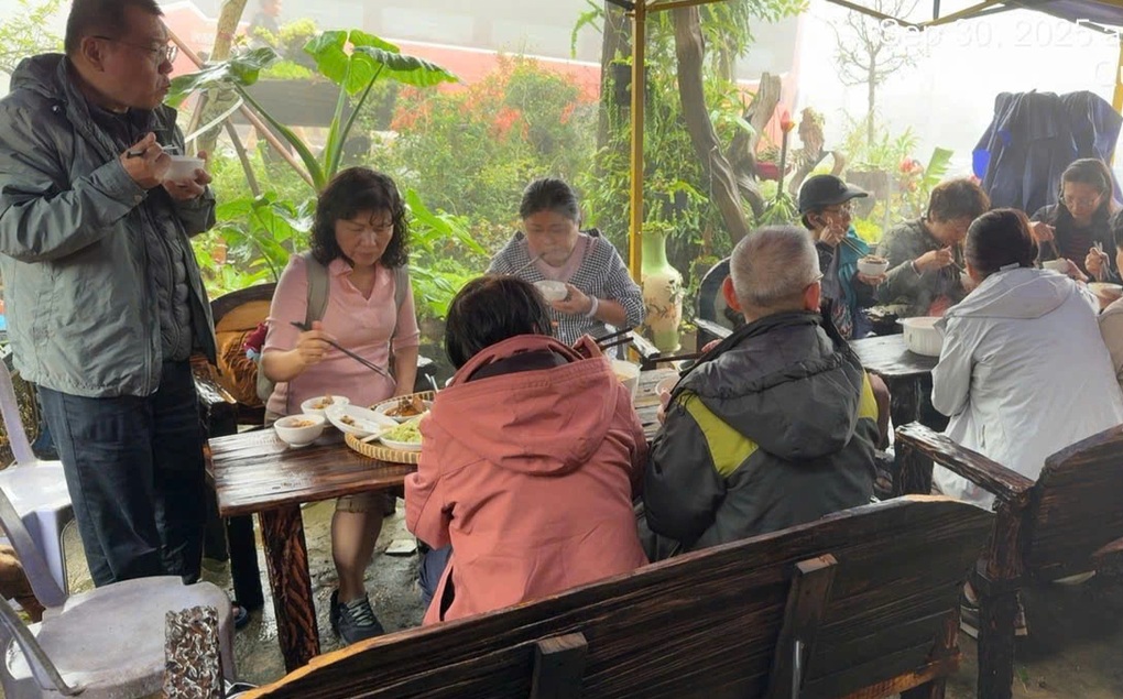 Đoàn khách Đài Loan mắc kẹt vì sạt lở, người dân Lào Cai đãi ăn miễn phí - 2 Đoàn khách Đài Loan mắc kẹt vì sạt lở, người dân Lào Cai đãi ăn miễn phí - 2