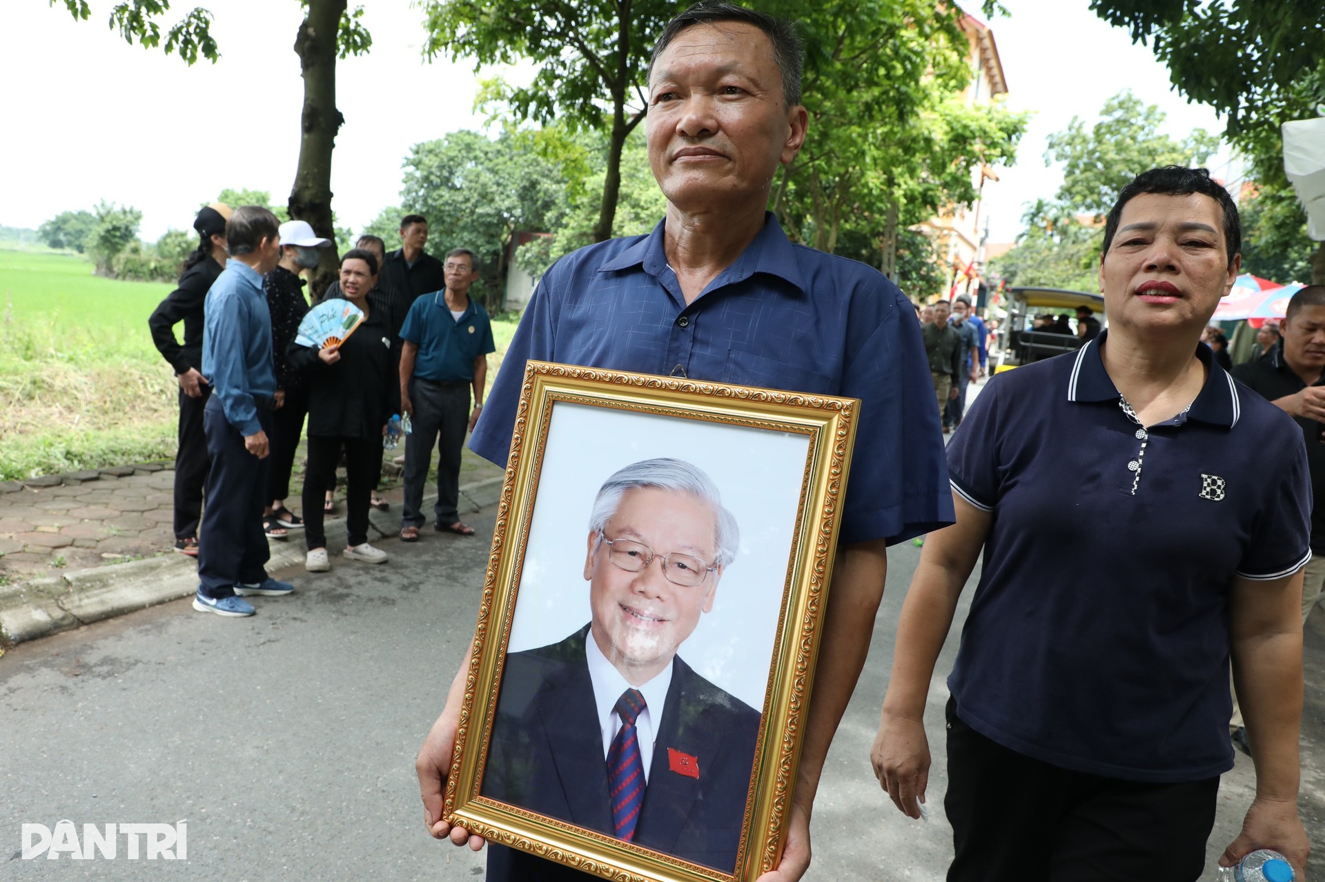 Người dân xếp hàng dài gần 2km ở Lại Đà để viếng Tổng Bí thư - 15 Người dân xếp hàng dài gần 2km ở Lại Đà để viếng Tổng Bí thư - 15