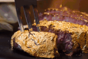 Cận cảnh món bít tết bò Kobe bọc vàng 24k đắt đỏ bậc nhất thế giới